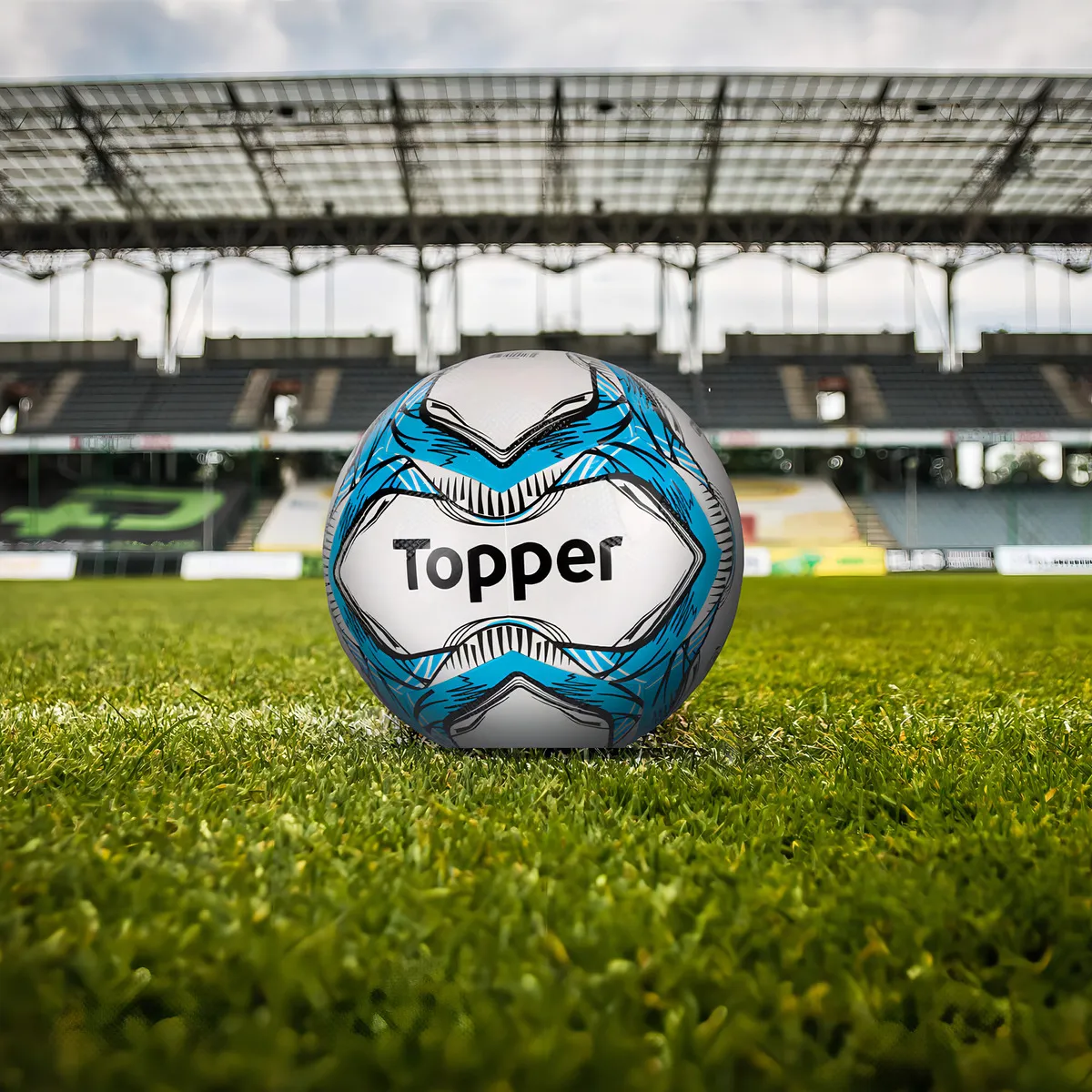 Bola De Campo Slick 2023 Topper Tamanho 5 Cor Azul e Preto