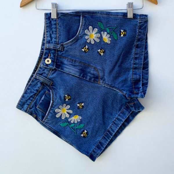 Short jeans feminino cintura alta bordado abelha