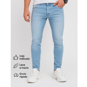 Calça jeans skinny masculina, em denim azul claro, modelo básico slim fit, calça de moda casual