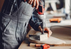 the-carpenter-works-with-a-tree-1260x710