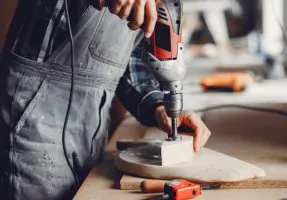 the-carpenter-works-with-a-tree-1260x710